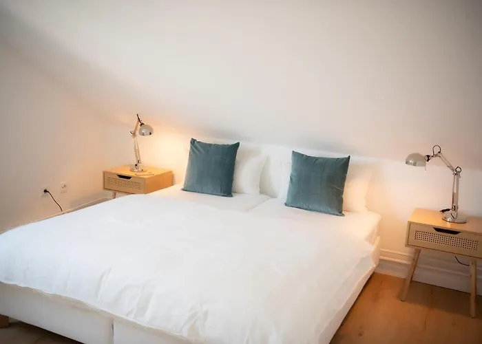 Strauss #nine 3 Bs-south Apartment *