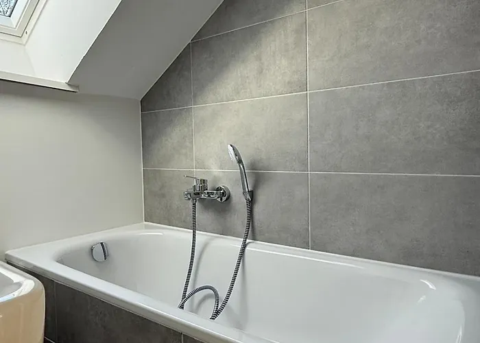 Strauss #nine 3 Bs-south Apartment *